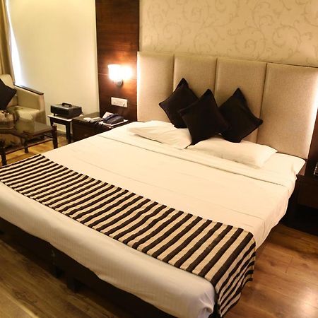Hotel Parbhat Inn ปัญจ์กุลา ภายนอก รูปภาพ
