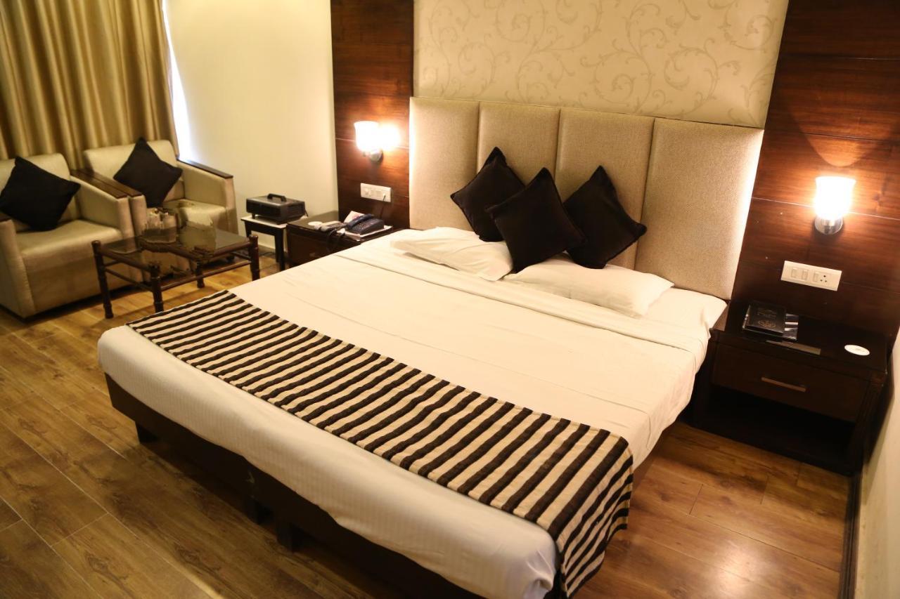Hotel Parbhat Inn ปัญจ์กุลา ภายนอก รูปภาพ