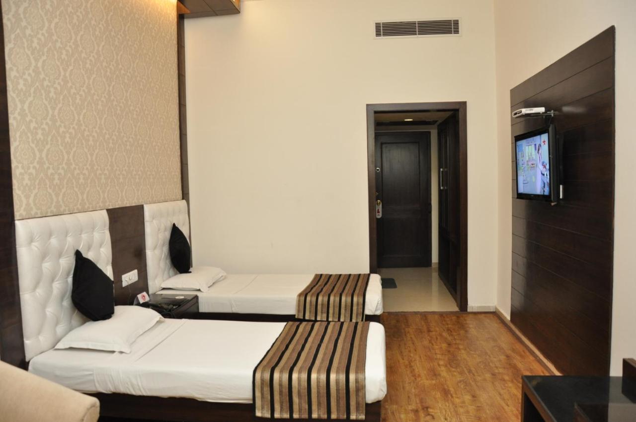 Hotel Parbhat Inn ปัญจ์กุลา ภายนอก รูปภาพ