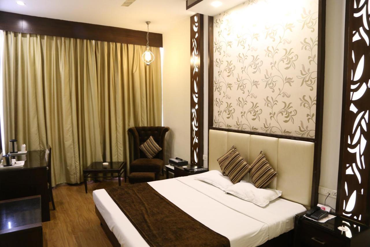 Hotel Parbhat Inn ปัญจ์กุลา ภายนอก รูปภาพ